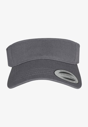 Graue Visor-Mütze mit breiter, flacher Krempe und strukturiertem Stoff. Auf der Vorderseite befindet sich ein runder Aufnäher mit Markendetails und Nähakzenten.