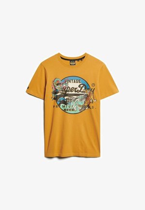 Oranges Baumwoll-T-Shirt mit einem runden Vintage-Grafikdesign, das einen Drachen und einen Tiger zeigt. Mit kurzen Ärmeln und Rundhalsausschnitt.