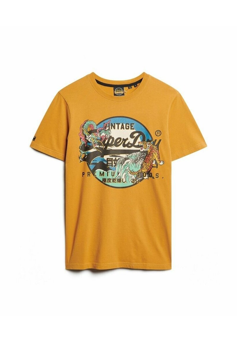 Camiseta de algodón color naranja con un diseño gráfico vintage redondo que presenta un dragón y un tigre. Mangas cortas y cuello redondo.