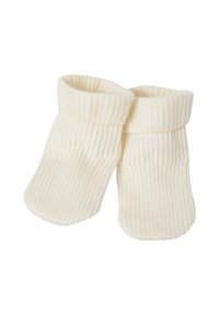 Ein Paar cremefarbene gestrickte Babystiefel mit umgeschlagenen Bündchen, gerippter Textur und weichem Stoff für Wärme und Komfort.