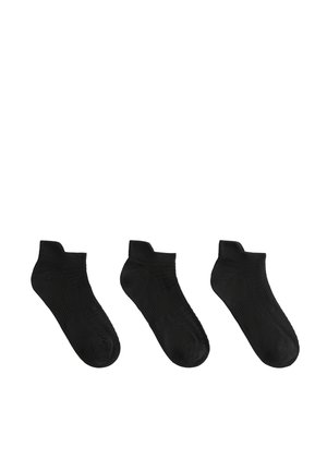 Chaussettes noires au niveau de la cheville en paquet de trois. Fabriquées dans un matériau lisse et élastique avec un design côtelé. orteils arrondis et talons renforcés.