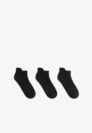 Chaussettes noires au niveau de la cheville en paquet de trois. Fabriquées dans un matériau lisse et élastique avec un design côtelé. orteils arrondis et talons renforcés.