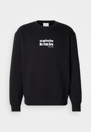 Fekete pamut pulóver kerek nyakkal. Elöl fehér "calvin klein" logó és "New York City" felirat található.