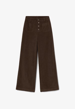 Pantaloni a gamba larga di colore marrone scuro, realizzati in tessuto morbido. Presentano cinque bottoni in vita, due tasche frontali e un orlo rifinito con cura.