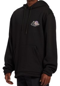 Schwarzer Kapuzenpullover mit einer Vordertasche, strukturiertem Stoff und einer bunten Berggrafik auf der Brust.