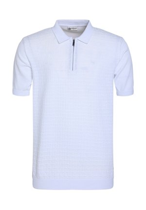 Camisa polo blanca de manga corta, con un patrón texturizado de pequeños triángulos, un cuello con media cremallera y puños acanalados.