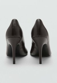 Hnědé kožené lodičky na vysokém podpatku se špičatou špičkou a štíhlým stiletto podpatkem, s hladkou strukturou a bezešvou konstrukcí.