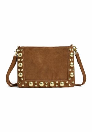 Brun ruskinds crossbody-taske med guldfarvede runde nitter langs kanterne og en aftagelig rem med guldfarvede låse.
