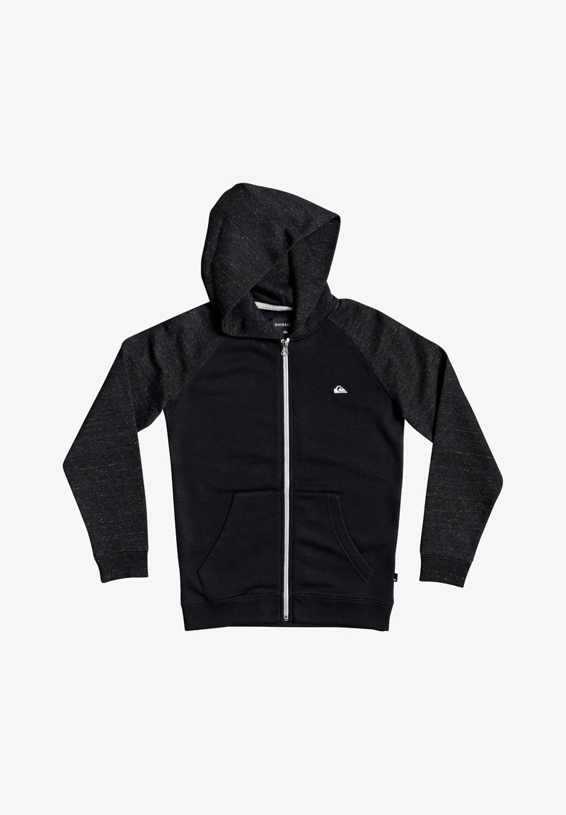 Felpa nera con zip e cappuccio, maniche a raglan grigio scuro a contrasto, due tasche frontali e un piccolo logo sul petto. Tessuto morbido.