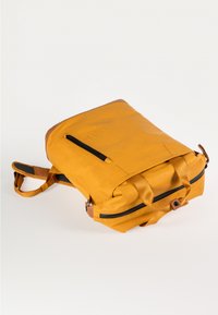 Zaino in tessuto giallo con design rettangolare, zip nere, spallacci regolabili e un accento testurizzato nella parte superiore.