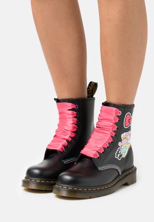 1460 X HELLO KITTY & FRIENDS - Bottines à lacets - black smooth