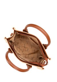 Bolso tote de cuero marrón con ribete de tela texturizada beige. El interior cuenta con un forro en tono marrón con logotipo impreso, un bolsillo con cremallera y dos asas.
