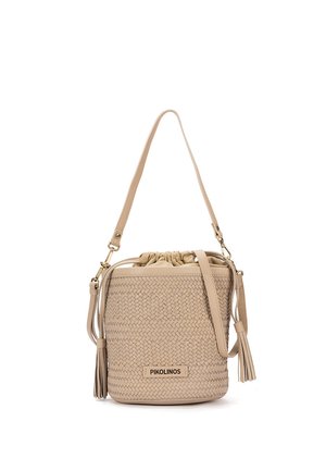 Bolso tipo cubo beige con textura tejida, dos borlas, correa ajustable para el hombro y cierre con cordón.