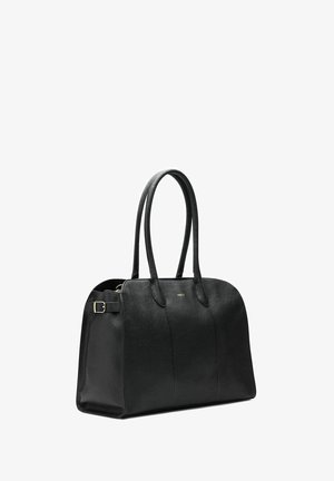 Sac à main en cuir noir au design structuré, doté de deux longues poignées, d'accents en métal doré et d'une texture subtile, muni d'une fermeture éclair.