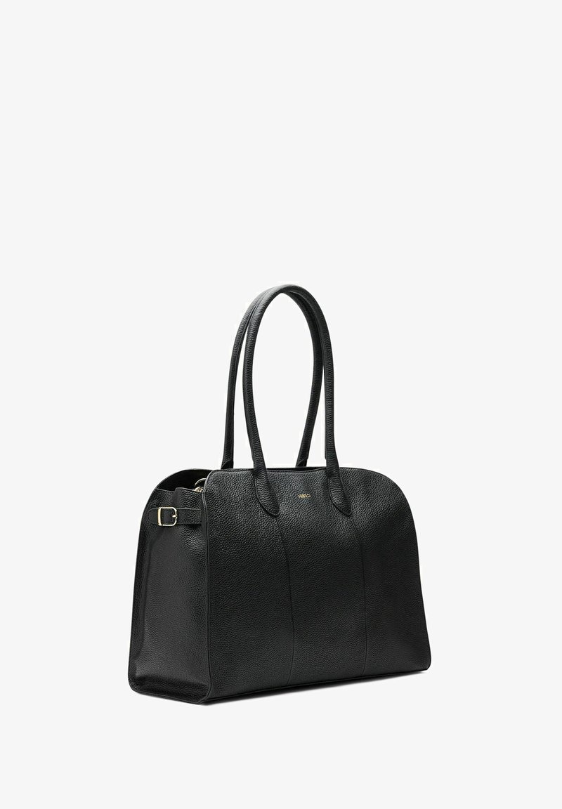 Zwarte leren handtas met een gestructureerde vorm, twee lange handvatten, gouden hardware accenten en een subtiele textuur, met een ritssluiting.
