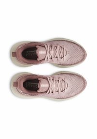 Scarpe da ginnastica rosa con tomaia in rete e chiusura con lacci. Caratterizzate da una superficie testurizzata, morbida imbottitura e logo sulla soletta.