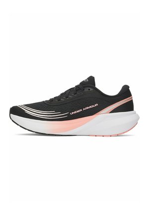Zwart-roze Under Armour hardloopschoen met witte zool en veterdesign, met merklogo aan de zijkant en strepen aan de voorkant.