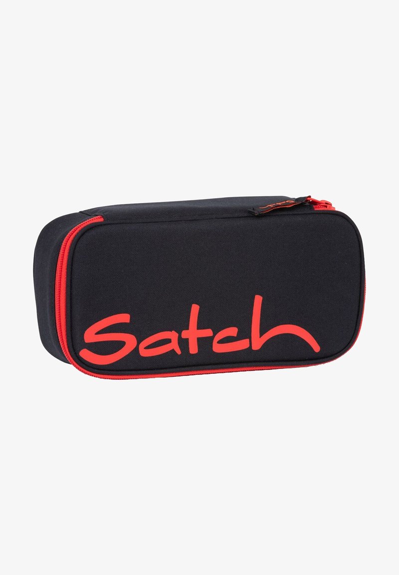 Schwarzeres Federmäppchen mit rotem Reißverschluss und Logo. Rechteckige Form, aus strapazierfähigem Stoff gefertigt, mit glatter Textur.