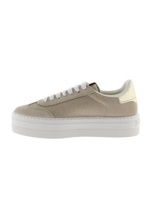 Sneaker beige con materiali in rete e suede, lacci bianchi, suola spessa bianca e un lieve accento metallico sul tallone.