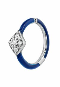 Anillo de plata con una banda de esmalte azul, presentando una parte superior en forma de diamante adornada con múltiples pequeñas piedras transparentes. Acabado liso, diseño moderno.
