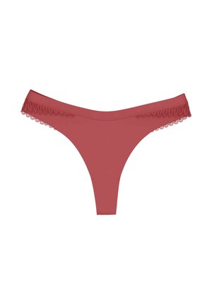 Tanga roja con una textura suave, que presenta un delicado borde de encaje en la cinturilla. Diseño minimalista con forma en V.