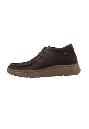 Scarpe in pelle marrone con profilo basso, caratterizzate da una punta rotonda, dettagli cuciti e una suola in gomma beige flessibile. Chiusura con lacci.