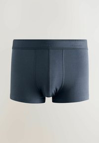 Mörkgrå bomullsboxershorts med slät textur, med ett brett elastiskt midjeband präglat med "NEXT SIGNATURE." Inga mönster eller accenter.