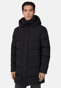 Mustmust mustkatte, millel on kapuuts, tikitud osadega, ees lukuga ja kaks k�üljetaskut. Siidine ja kerge disain.