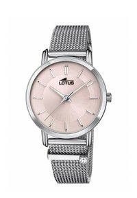 Reloj de acero inoxidable plateado con una esfera redonda rosa, correa de malla metálica, marcadores de hora minimalistas y un diseño elegante. Logo de la marca presente.