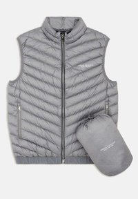 Ljusgrå pufferväst med hög krage, ribbad textur, främre dragkedja och sidofickor. Inkluderar ett matchande packbart förvaringsfack.