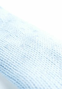 Calzino lavorato a maglia di colore azzurro chiaro con un motivo testurizzato, caratterizzato da un tessuto morbido e dettagli in rilievo sottili per una migliore presa.