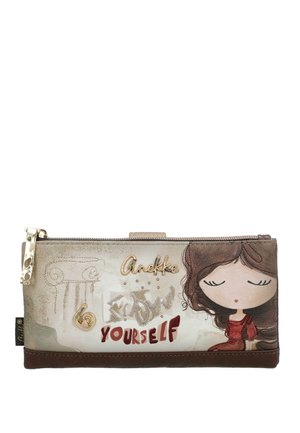 Cartera con un diseño en tonos marrón y beige que presenta una ilustración de una niña con los ojos cerrados, el logo "Anekke" y el texto "Conócete a ti mismo" acompañado de un charm en forma de corazón.