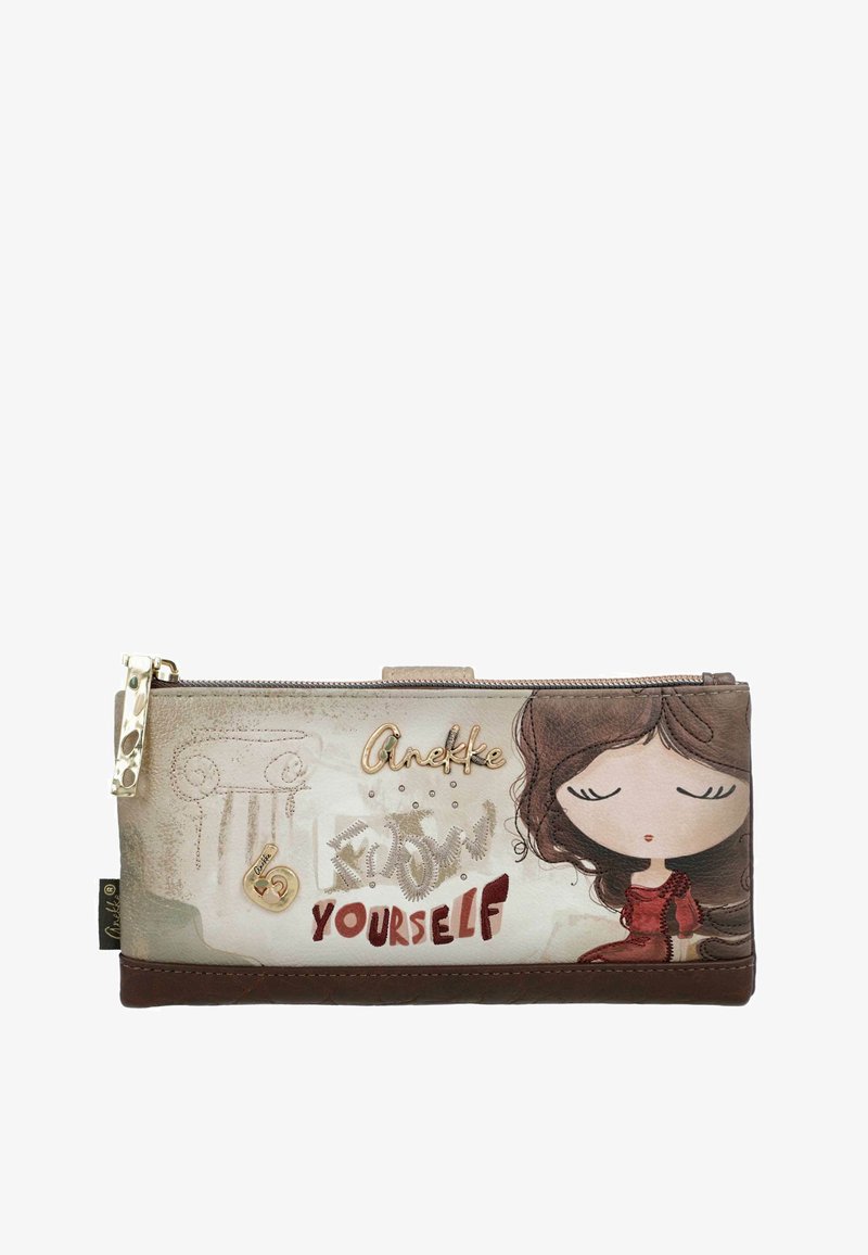 Cartera con un diseño en tonos marrón y beige que presenta una ilustración de una niña con los ojos cerrados, el logo "Anekke" y el texto "Conócete a ti mismo" acompañado de un charm en forma de corazón.