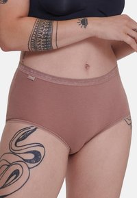 Bruine katoenen hooggesneden slipjes met een soepele textuur en een zachte elastische tailleband, met een klein merkje aan de zijkant.