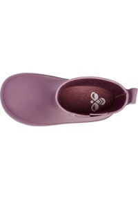 Bottines waterproof violettes avec un extérieur lisse, un bout arrondi et un intérieur doublé en tissu, dotées d'un petit talon et d'une languette sur le côté pour un enfilage facile.