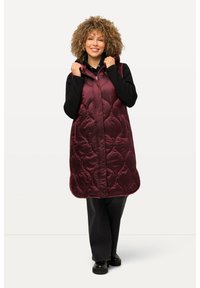 Bordeaux gekleed vest met een hoge kraag, voorzien van een knoopsluiting en een gladde, glanzende textuur. Draag het over een zwart lang sleeved shirt.