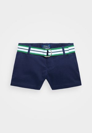 Marineblauwe shorts met een rechte voorkant, voorzien van een gestreepte groene, blauwe en witte riem met een zilveren ringgesp.