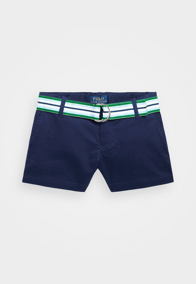 Shorts bleu marine avec un devant plat, ornés d'une ceinture rayée verte, bleue et blanche avec une boucle en anneau argenté.