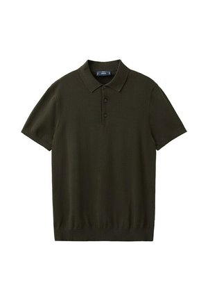 Polo a maniche corte verde scuro con tre bottoni e colletto e orlo a coste, stesa su uno sfondo bianco.