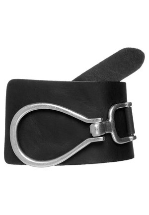 Zwarte leren riem met een grote zilveren druppelvormige gesp en een standaard metalen pen gesp, opgerold op een witte achtergrond.