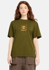 Timberland STACK CAMO TEE. - T-shirt med print - dark olive