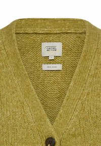 Wollen blend cardigan in licht olijfgroen met een V-hals, voorzien van een textuur breiwerk en een bruine knop aan de voorkant. Maatlabel leest 'S'.
