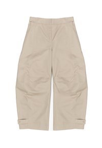 Pantalones beiges de corte holgado, con costuras frontales, puños en los tobillos con botones y una textura de tela suave y ligera.