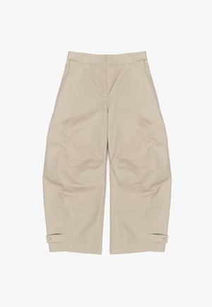 Béžové nohavice s voľným strihom, s prednými švami, manžetami na členkoch s gombíkmi a hladkým, ľahkým textilným povrchom.