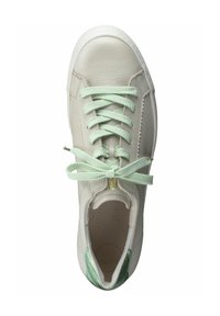 Sneaker in pelle beige chiaro con lacci verde menta e accentuazione sul tallone. Punta rotonda, suola piatta e interno perforato per una buona traspirabilità.