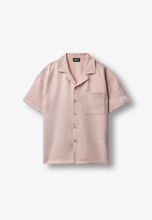 Lichtroze kortärmelig overhemd met knopen en een geribde kraag, inclusief een enkele borstzak, plat uitgevouwen op een witte achtergrond.
