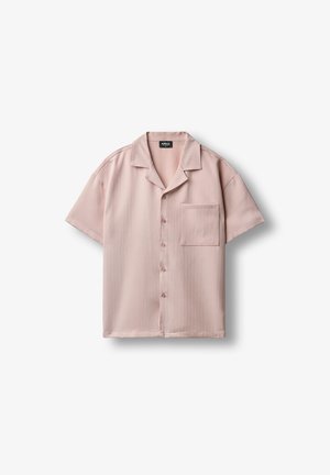 Lichtroze kortärmelig overhemd met knopen en een geribde kraag, inclusief een enkele borstzak, plat uitgevouwen op een witte achtergrond.
