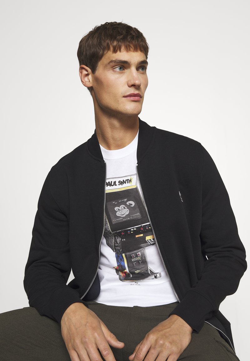 Herren T-shirts & Polos | PS Paul Smith REG FIT ZIP UNISEX Sweatjacke black/schwarz - LE92674 Herren T-shirts & Polos | PS Paul Smith REG FIT ZIP UNISEX Sweatjacke black/schwarz - LE92674