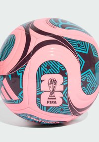 FIFA-odobreni ružičasti nogometni lopta s plavim i crnim geometrijskim uzorcima. Ima glatku teksturu i logotip u istaknutom dijelu.