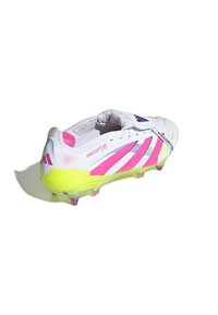 Crampon de football blanc avec des accents rose vif et jaune, un dessus texturé, des rayures distinctes et des picots de traction transparents.